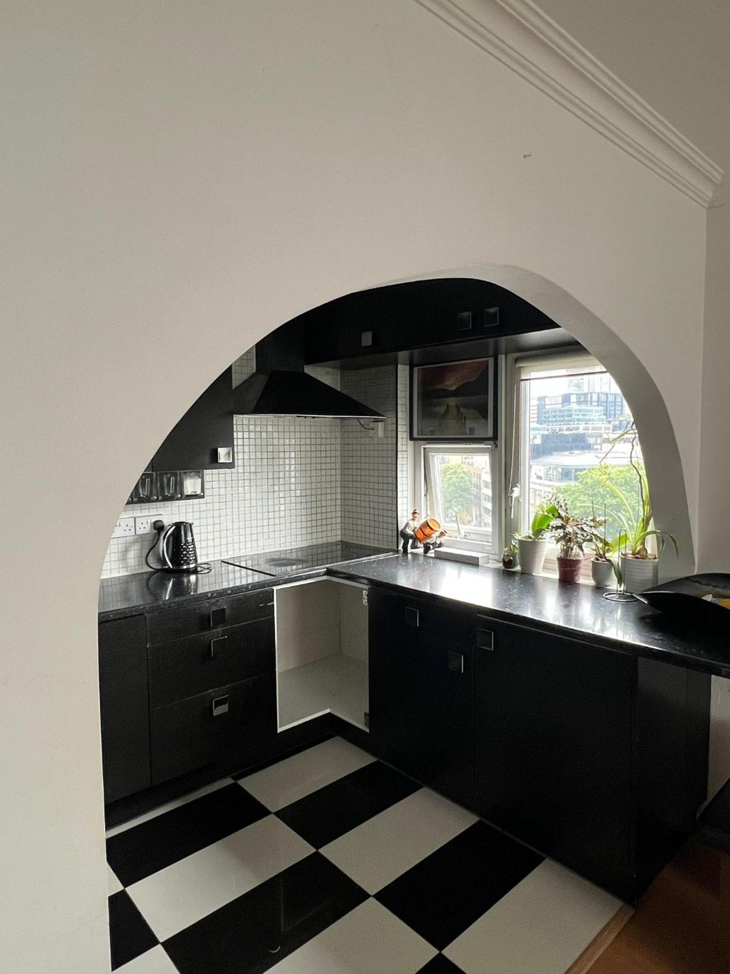 2 Bedroom Flat In Zone 1 East With Parking Londra