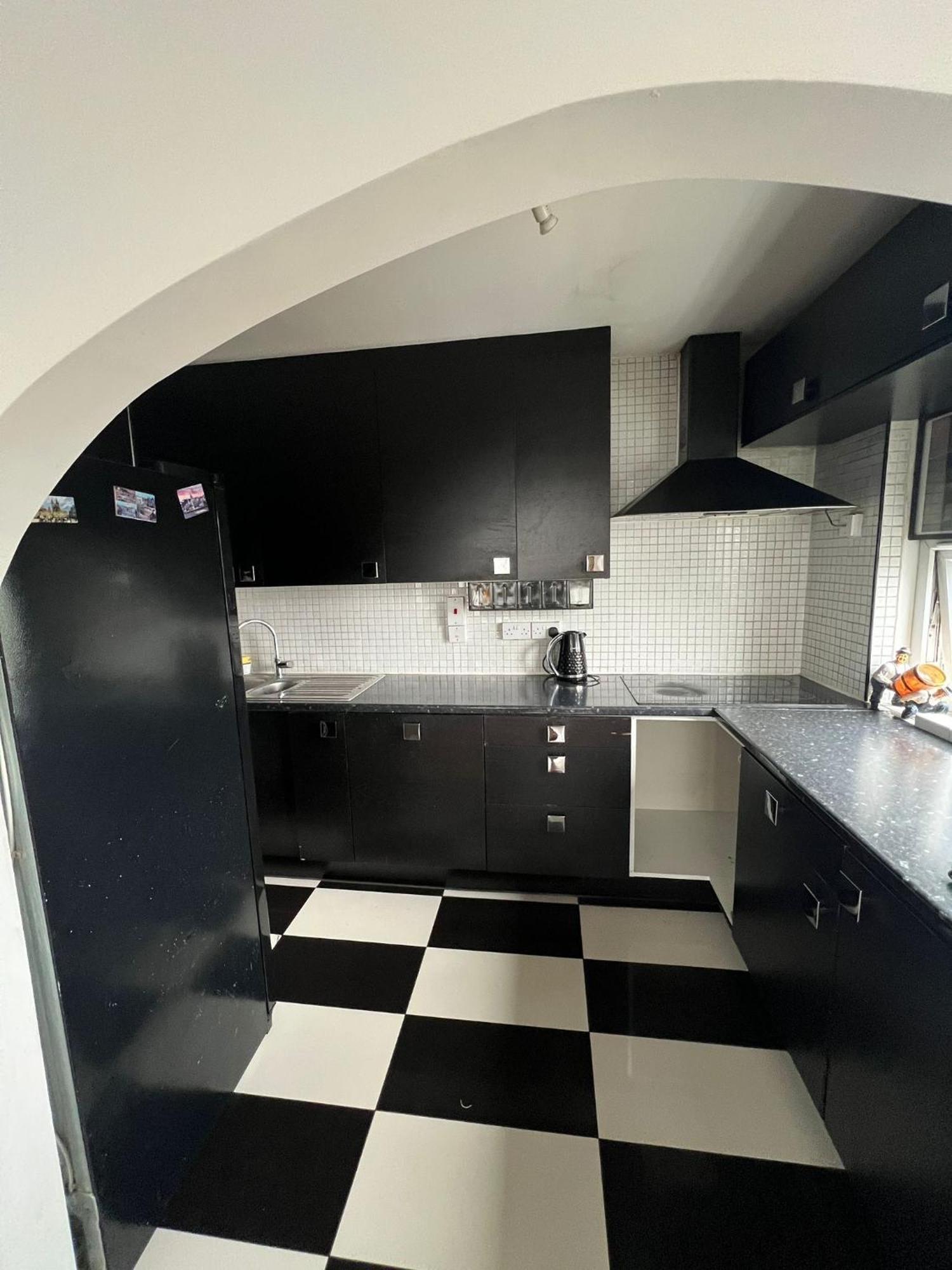 2 Bedroom Flat In Zone 1 East With Parking Londra
