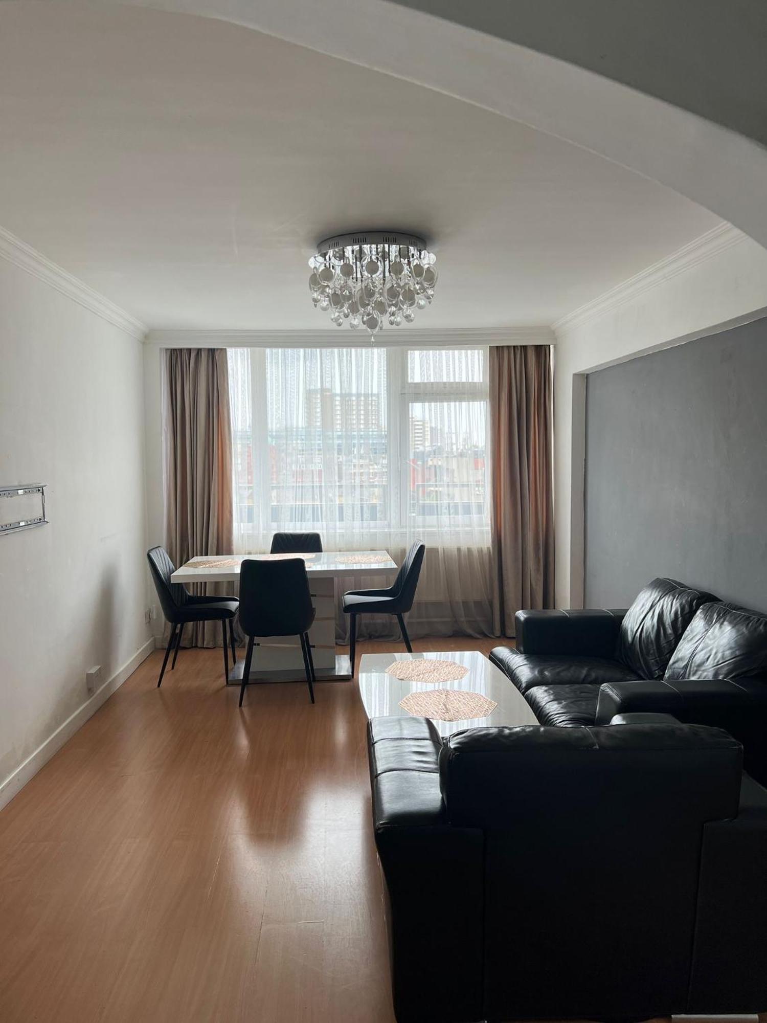 2 Bedroom Flat In Zone 1 East With Parking Londra