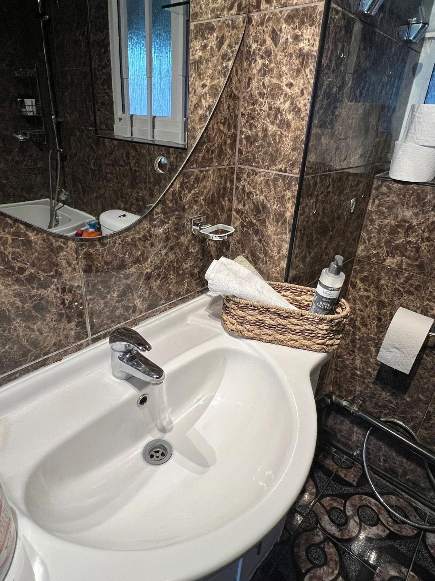 2 Bedroom Flat In Zone 1 East With Parking * Londra